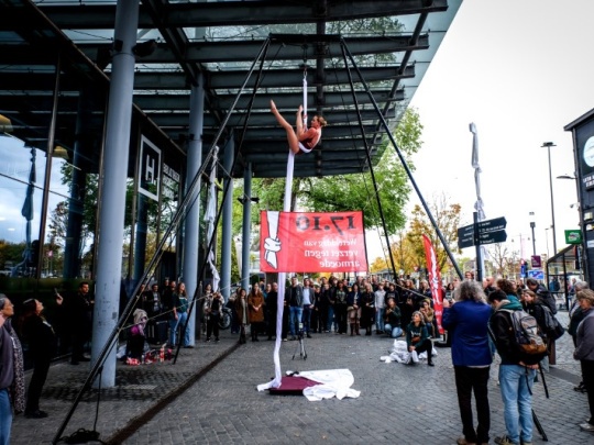 Guerrilla-actie met witte, geknoopte lakens tegen armoede