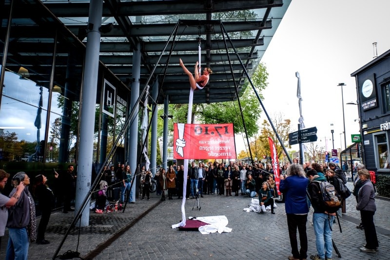 Guerrilla-actie met witte, geknoopte lakens tegen armoede